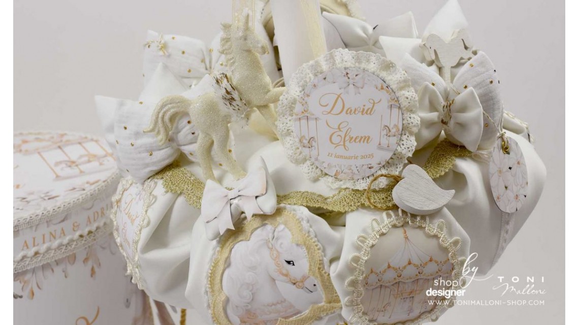 Lumanare botez personalizata cu dantele si cai albi White Carousel 7